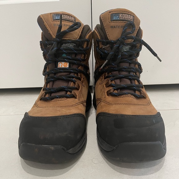 Womens brown hiking boots, size US 8.5. EU39.                KODIAK WATERPROOF - Picture 1 of 6